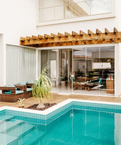 terrasse piscine en carrelage : design et durabilité
