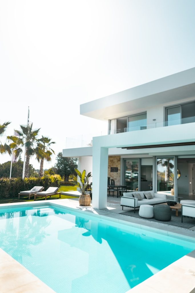 piscine hors sol ou enterrée : quel type de piscine choisir ?