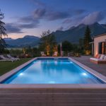 5 idées d’éclairages extérieurs pour sublimer votre piscine et prolonger les soirées d’été