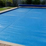 Comment choisir et entretenir une couverture de piscine pour réduire l’évaporation, garder la chaleur et limiter les impuretés