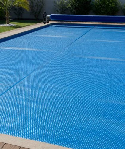 Comment choisir et entretenir une couverture de piscine pour réduire l’évaporation, garder la chaleur et limiter les impuretés
