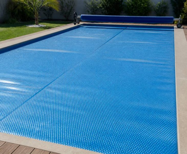 Comment choisir et entretenir une couverture de piscine pour réduire l’évaporation, garder la chaleur et limiter les impuretés
