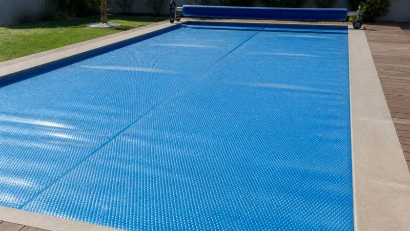 Comment choisir et entretenir une couverture de piscine pour réduire l’évaporation, garder la chaleur et limiter les impuretés