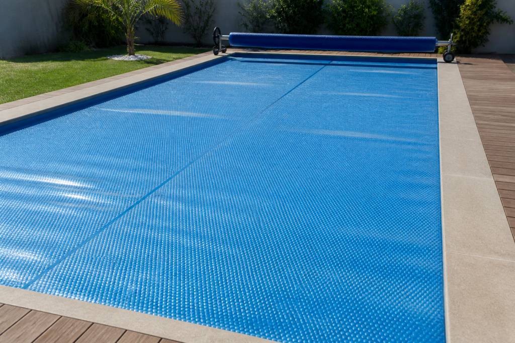 Comment choisir et entretenir une couverture de piscine pour réduire l’évaporation, garder la chaleur et limiter les impuretés